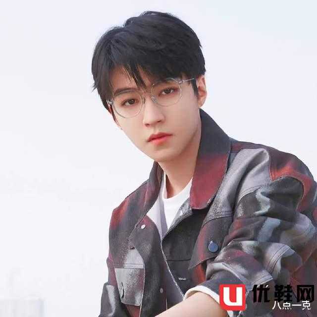 王俊凯塌房？曾遭素人实名举报，被曝与经纪人暧昧不清，杨幂躺枪