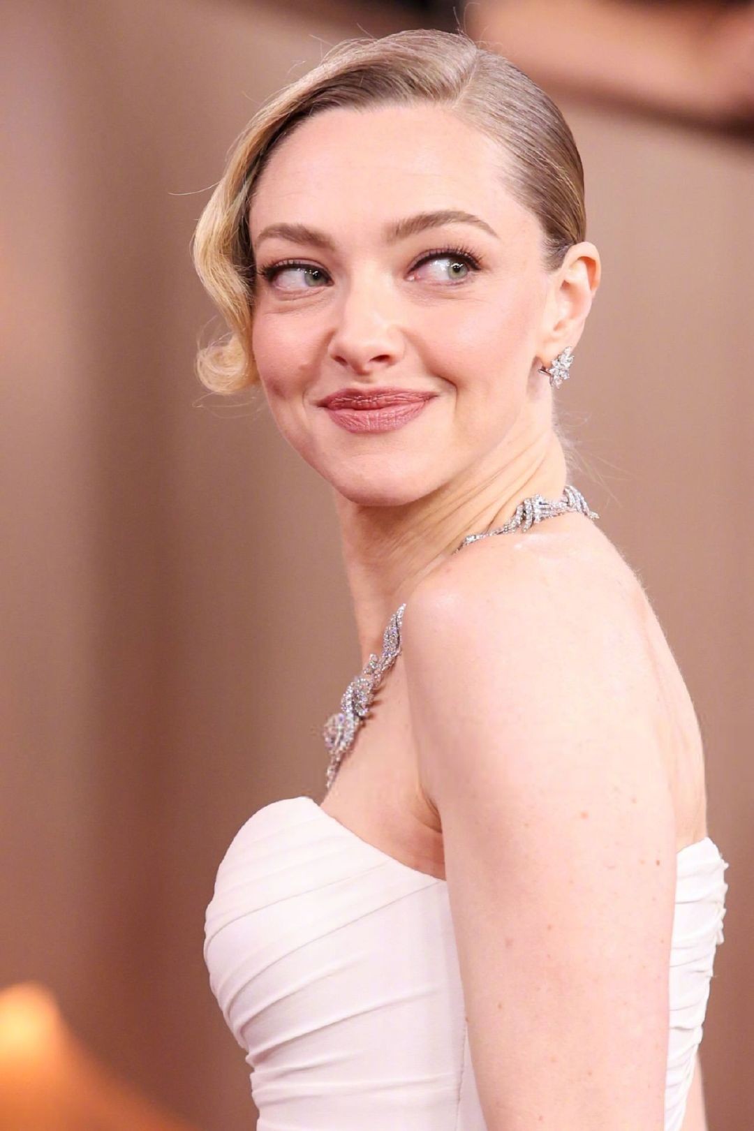 金球奖红毯造型_女明星黑色礼服_男明星红毯穿搭