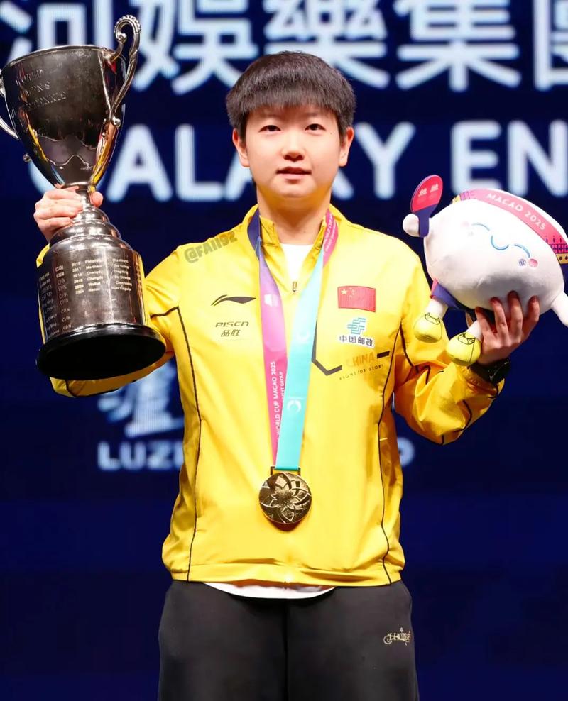 孙颖莎三八节送祝福，甜茶来华打乒乓球，娱乐圈也爱这白色小球