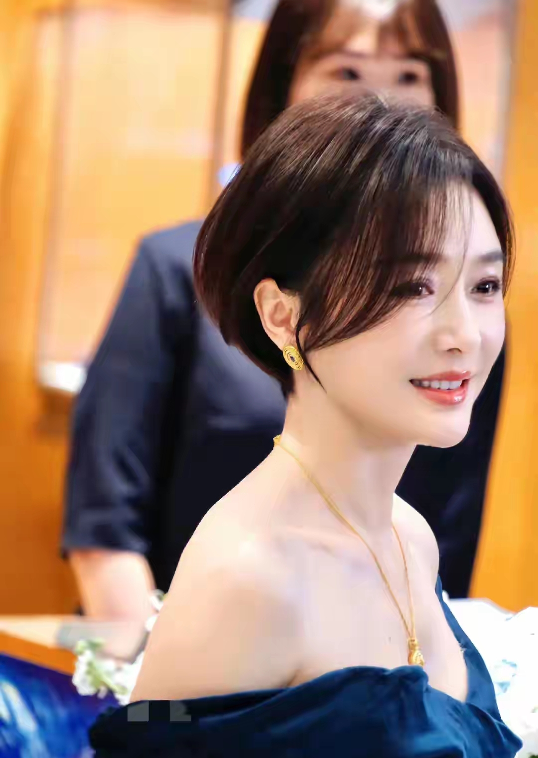 娱乐圈珍贵合影_秦岚应采儿同框神秘女星_十多年前合影里无人认出的C位美女