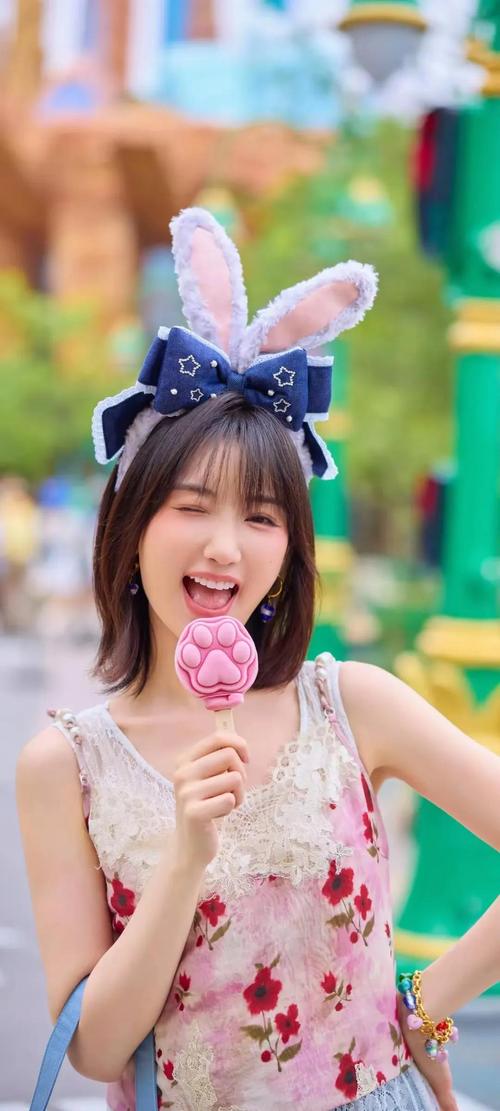 “反差萌”女神：台上仙女台下憨憨，这几位女明星太圈粉了